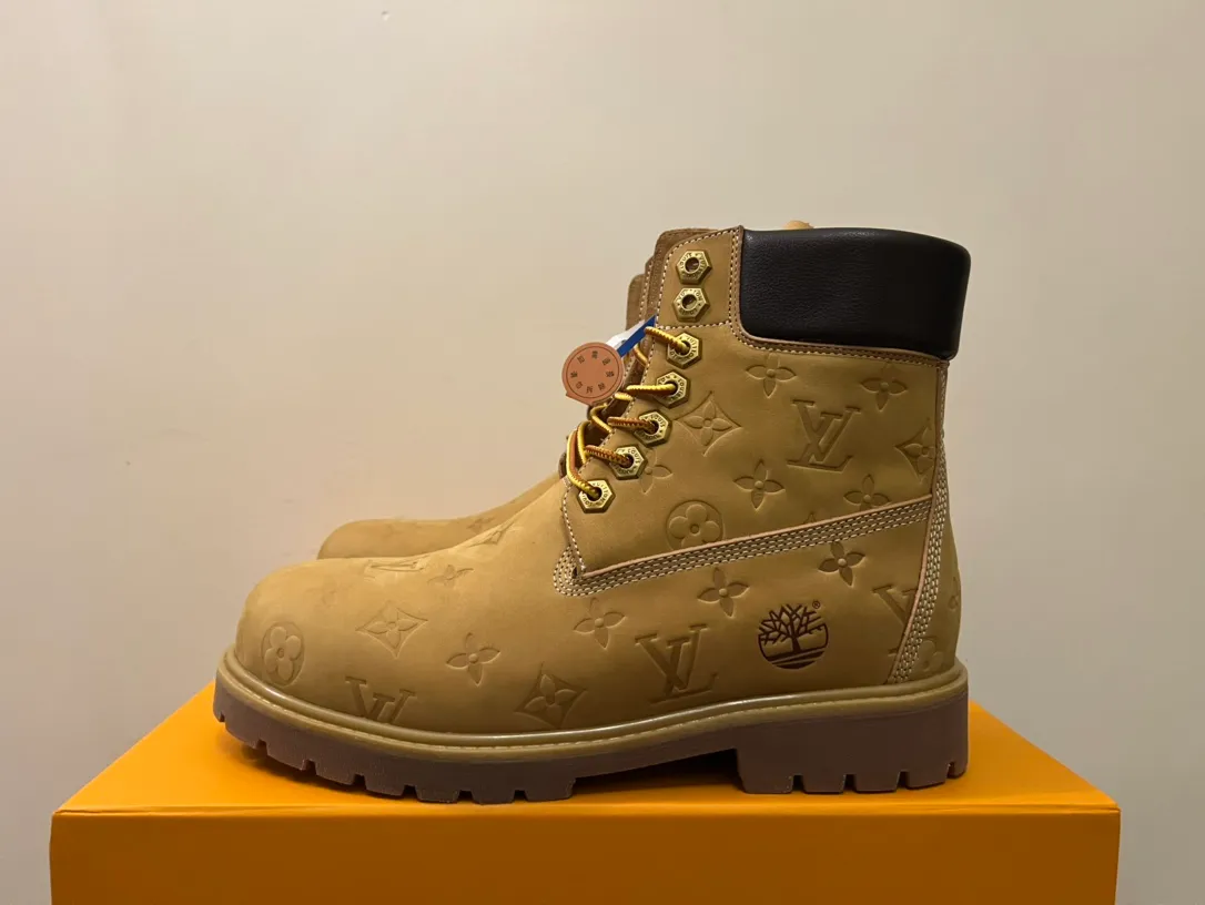👟👟Ex-factory price 680👟👟 Men's size +10 LV x Timberland Louis Vuitton "Luxury Western" has been initially constructed, and the last link is the "shoes" that can make the style complete and communicative, so the "Shoe King of the Year" came into being. A major collaboration of the season, in a short video of only a few seconds, Fei Dong lifted the legs of his jeans to reveal a pair of classic Timberland rhubarb boots with the LV logo printed on the tongue. He then folded the tongue to reveal the Monogram logo printed on the inside. Size: 35-46